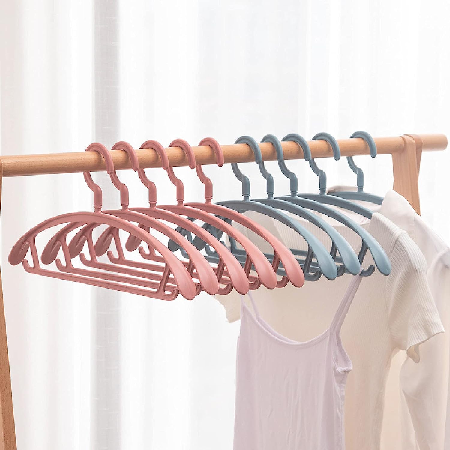 Plastic Hangers, Clothes Hangers - Lightweight Space Saving Hangers - Standard Hangers for Clothes - Durable, Slim & Sleek Hangers (10pc)